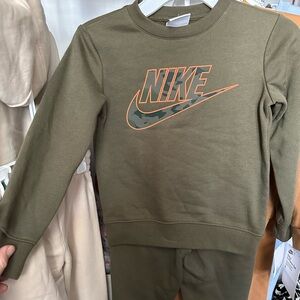 NEW Nike Kids' Dark Green Sweat Set, sweatpants and sweatshirt crewneck